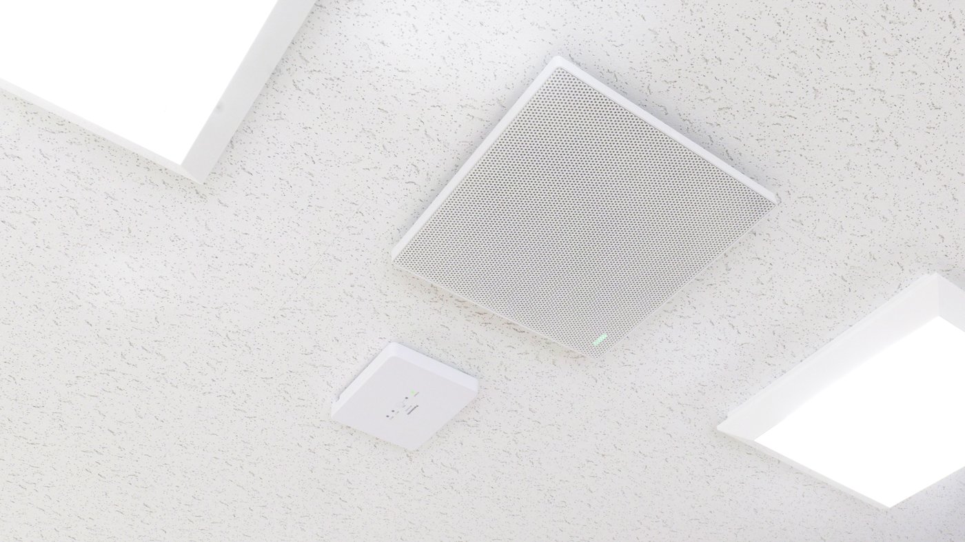 Panasonic WX-AM800 シーリングアレイマイク ― ワイヤレスマイクアンテナ兼チューナーユニットと天井設置