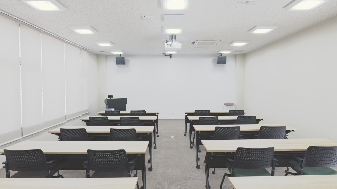 玉名郡市医師会館 新会議室 全景 ― アレイスピーカー・プロジェクター壁面投影