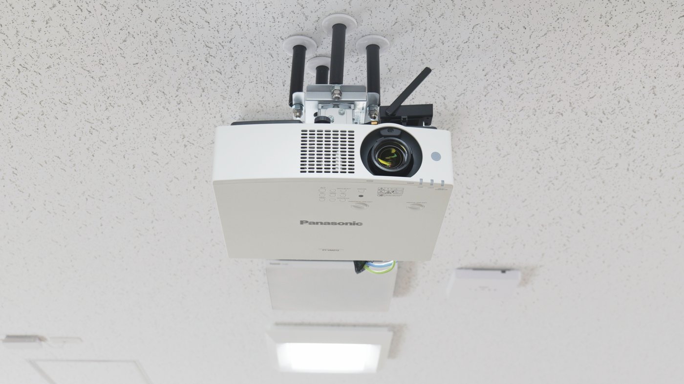 Panasonic PT-VMZ72J 7300lm レーザープロジェクター 天吊り施工