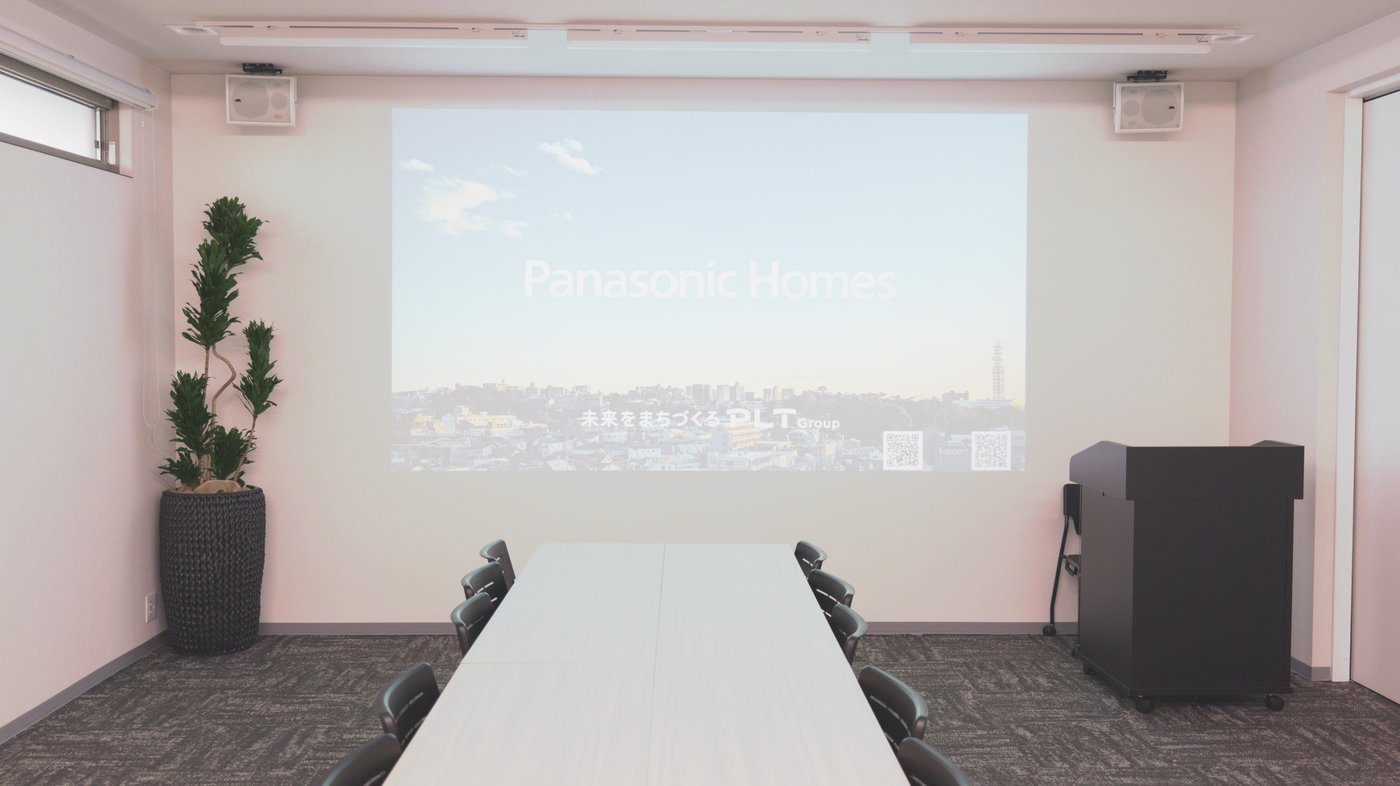 松栄パナホーム セミナー室全景 ― Panasonic Homes映像が投影された明るい室内